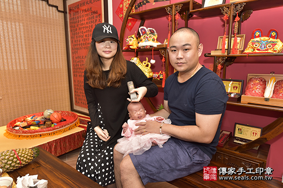 剃胎毛、滿月剃頭、嬰兒剃頭、嬰兒理髮、嬰兒剃髮、嬰兒剃胎毛、嬰兒滿月剃頭、寶寶剃頭、剃胎毛儀式、剃胎毛吉祥話、滿月剃頭儀式、滿月剃頭吉祥話、寶寶剃胎毛、寶寶滿月剃頭理髮、新北市永和區剃胎毛、新北市永和區滿月剃頭、新北市永和區嬰兒剃頭剃胎毛、新北市永和區嬰兒理髮、新北市嬰兒剃髮、李寶寶(新北市永和區到府嬰兒寶寶滿月剃頭理髮、免費到府嬰兒剃胎毛儀式吉祥話)。到府剃頭剃胎毛主持、專業拍照、DVD光碟、證書。★購買「臍帶章、肚臍章、胎毛筆刷印章」贈送：剃頭、收涎、抓周，三選一。2019.07.28照片16