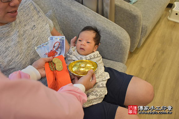 剃胎毛、滿月剃頭、嬰兒剃頭、嬰兒理髮、嬰兒剃髮、嬰兒剃胎毛、嬰兒滿月剃頭、寶寶剃頭、剃胎毛儀式、剃胎毛吉祥話、滿月剃頭儀式、滿月剃頭吉祥話、寶寶剃胎毛、寶寶滿月剃頭理髮、台北市士林區剃胎毛、台北市士林區滿月剃頭、台北市士林區嬰兒剃頭剃胎毛、台北市士林區嬰兒理髮、台北市嬰兒剃髮、李寶寶(台北市士林區到府嬰兒寶寶滿月剃頭理髮、免費到府嬰兒剃胎毛儀式吉祥話)。到府剃頭剃胎毛主持、專業拍照、DVD光碟、證書。★購買「臍帶章、肚臍章、胎毛筆刷印章」贈送：剃頭、收涎、抓周，三選一。2019.07.28照片14