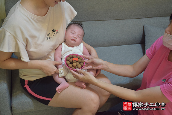 剃胎毛、滿月剃頭、嬰兒剃頭、嬰兒理髮、嬰兒剃髮、嬰兒剃胎毛、嬰兒滿月剃頭、寶寶剃頭、剃胎毛儀式、剃胎毛吉祥話、滿月剃頭儀式、滿月剃頭吉祥話、寶寶剃胎毛、寶寶滿月剃頭理髮、桃園縣中壢區剃胎毛、桃園縣中壢區滿月剃頭、桃園縣中壢區嬰兒剃頭剃胎毛、桃園縣中壢區嬰兒理髮、桃園縣嬰兒剃髮、呂寶寶(桃園縣中壢區到府嬰兒寶寶滿月剃頭理髮、免費到府嬰兒剃胎毛儀式吉祥話)。到府剃頭剃胎毛主持、專業拍照、DVD光碟、證書。★購買「臍帶章、肚臍章、胎毛筆刷印章」贈送：剃頭、收涎、抓周，三選一。2019.07.31照片7