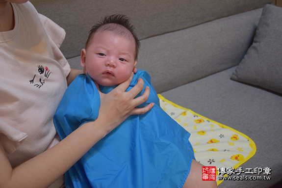 剃胎毛、滿月剃頭、嬰兒剃頭、嬰兒理髮、嬰兒剃髮、嬰兒剃胎毛、嬰兒滿月剃頭、寶寶剃頭、剃胎毛儀式、剃胎毛吉祥話、滿月剃頭儀式、滿月剃頭吉祥話、寶寶剃胎毛、寶寶滿月剃頭理髮、桃園縣中壢區剃胎毛、桃園縣中壢區滿月剃頭、桃園縣中壢區嬰兒剃頭剃胎毛、桃園縣中壢區嬰兒理髮、桃園縣嬰兒剃髮、呂寶寶(桃園縣中壢區到府嬰兒寶寶滿月剃頭理髮、免費到府嬰兒剃胎毛儀式吉祥話)。到府剃頭剃胎毛主持、專業拍照、DVD光碟、證書。★購買「臍帶章、肚臍章、胎毛筆刷印章」贈送：剃頭、收涎、抓周，三選一。2019.07.31照片14