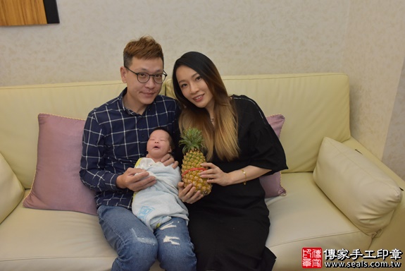 剃胎毛、滿月剃頭、嬰兒剃頭、嬰兒理髮、嬰兒剃髮、嬰兒剃胎毛、嬰兒滿月剃頭、寶寶剃頭、剃胎毛儀式、剃胎毛吉祥話、滿月剃頭儀式、滿月剃頭吉祥話、寶寶剃胎毛、寶寶滿月剃頭理髮、 新北市板橋區剃胎毛、新北市板橋區滿月剃頭、新北市板橋區嬰兒剃頭剃胎毛、新北市板橋區嬰兒理髮、新北市嬰兒剃髮、 洪寶寶(新北市板橋區到府嬰兒寶寶滿月剃頭理髮、免費到府嬰兒剃胎毛儀式吉祥話)。到府剃頭剃胎毛主持、專業拍照、DVD光碟、證書。★購買「臍帶章、肚臍章、胎毛筆刷印章」贈送：剃頭、收涎、抓周，三選一。2019.10.30照片16