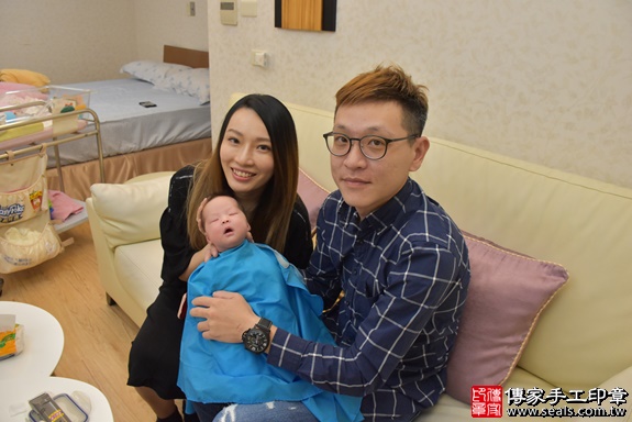 剃胎毛、滿月剃頭、嬰兒剃頭、嬰兒理髮、嬰兒剃髮、嬰兒剃胎毛、嬰兒滿月剃頭、寶寶剃頭、剃胎毛儀式、剃胎毛吉祥話、滿月剃頭儀式、滿月剃頭吉祥話、寶寶剃胎毛、寶寶滿月剃頭理髮、 新北市板橋區剃胎毛、新北市板橋區滿月剃頭、新北市板橋區嬰兒剃頭剃胎毛、新北市板橋區嬰兒理髮、新北市嬰兒剃髮、 洪寶寶(新北市板橋區到府嬰兒寶寶滿月剃頭理髮、免費到府嬰兒剃胎毛儀式吉祥話)。到府剃頭剃胎毛主持、專業拍照、DVD光碟、證書。★購買「臍帶章、肚臍章、胎毛筆刷印章」贈送：剃頭、收涎、抓周，三選一。2019.10.30照片18