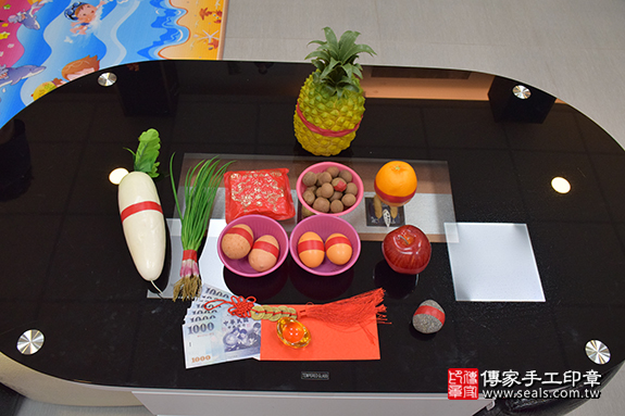 剃胎毛、滿月剃頭、嬰兒剃頭、嬰兒理髮、嬰兒剃髮、嬰兒剃胎毛、嬰兒滿月剃頭、寶寶剃頭、剃胎毛儀式、剃胎毛吉祥話、滿月剃頭儀式、滿月剃頭吉祥話、寶寶剃胎毛、寶寶滿月剃頭理髮、新竹縣香山區剃胎毛、新竹縣香山區滿月剃頭、新竹縣香山區嬰兒剃頭剃胎毛、新竹縣香山區嬰兒理髮、新竹縣嬰兒剃髮、小豆寶(新竹縣香山區到府嬰兒寶寶滿月剃頭理髮、免費到府嬰兒剃胎毛儀式吉祥話)。到府剃頭剃胎毛主持、專業拍照、DVD光碟、證書。★購買「臍帶章、肚臍章、胎毛筆刷印章」贈送：剃頭、收涎、抓周，三選一。2019.08.04照片2