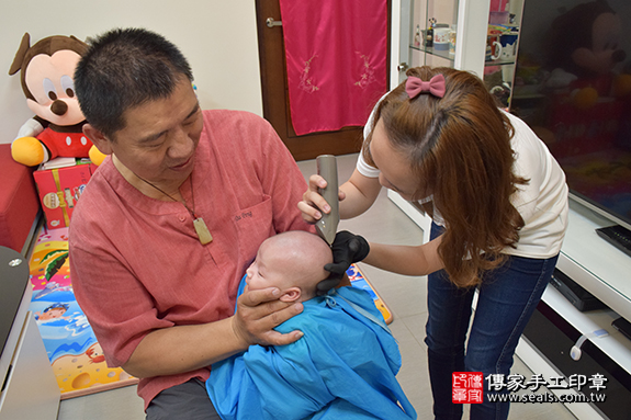 剃胎毛、滿月剃頭、嬰兒剃頭、嬰兒理髮、嬰兒剃髮、嬰兒剃胎毛、嬰兒滿月剃頭、寶寶剃頭、剃胎毛儀式、剃胎毛吉祥話、滿月剃頭儀式、滿月剃頭吉祥話、寶寶剃胎毛、寶寶滿月剃頭理髮、新竹縣香山區剃胎毛、新竹縣香山區滿月剃頭、新竹縣香山區嬰兒剃頭剃胎毛、新竹縣香山區嬰兒理髮、新竹縣嬰兒剃髮、小豆寶(新竹縣香山區到府嬰兒寶寶滿月剃頭理髮、免費到府嬰兒剃胎毛儀式吉祥話)。到府剃頭剃胎毛主持、專業拍照、DVD光碟、證書。★購買「臍帶章、肚臍章、胎毛筆刷印章」贈送：剃頭、收涎、抓周，三選一。2019.08.04照片16