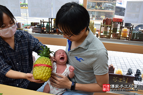 剃胎毛、滿月剃頭、嬰兒剃頭、嬰兒理髮、嬰兒剃髮、嬰兒剃胎毛、嬰兒滿月剃頭、寶寶剃頭、剃胎毛儀式、剃胎毛吉祥話、滿月剃頭儀式、滿月剃頭吉祥話、寶寶剃胎毛、寶寶滿月剃頭理髮、新竹縣香山區剃胎毛、新竹縣香山區滿月剃頭、新竹縣香山區嬰兒剃頭剃胎毛、新竹縣香山區嬰兒理髮、新竹縣嬰兒剃髮、陳寶寶(新竹縣香山區到府嬰兒寶寶滿月剃頭理髮、免費到府嬰兒剃胎毛儀式吉祥話)。到府剃頭剃胎毛主持、專業拍照、DVD光碟、證書。★購買「臍帶章、肚臍章、胎毛筆刷印章」贈送：剃頭、收涎、抓周，三選一。2019.07.06照片13