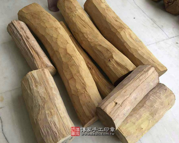 全手工噴砂印章：印度老山檀香開運印章實際成品、印章作品分享、印度老山檀香印章材質介紹。（銀行印鑑，一圓一方），傳家印章台北店。照片9