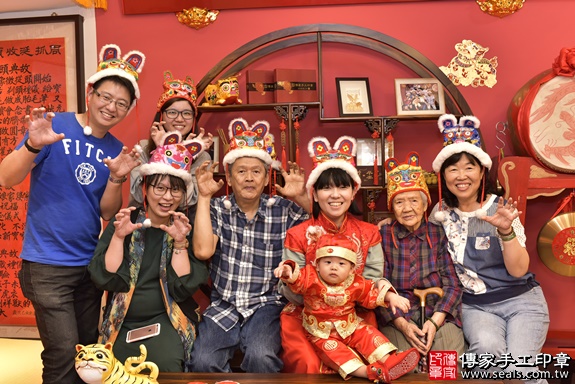 新北市永和區周寶寶古禮抓周祝福活動：新北店抓周。合照3
