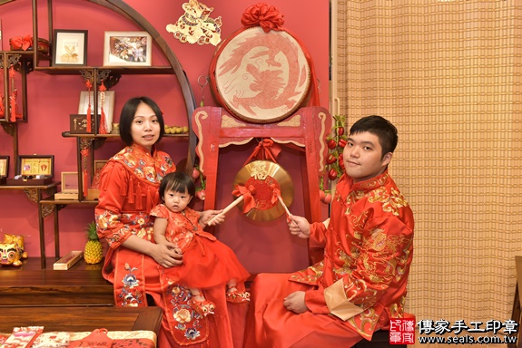 新北市永和區林寶寶古禮抓周祝福活動：抓周儀式【敲鑼歌】朗誦祝福：增添喜氣，打響名號。 敲鑼歌是搭配朗誦和敲鑼的動作，讓孩子得到祝福。新北店抓周。照片1