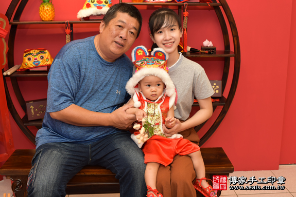 抓周儀式北區王寶寶【吃花生】：讓寶寶好事花生、長壽。  吃花生的抓周儀式，是讓孩子好事花生，長壽。台中店抓周。照片1