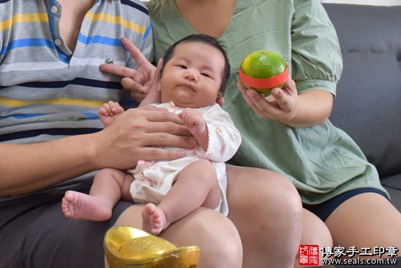剃胎毛、滿月剃頭、嬰兒剃頭、嬰兒理髮、嬰兒剃髮、嬰兒剃胎毛、嬰兒滿月剃頭、寶寶剃頭、剃胎毛儀式、剃胎毛吉祥話、滿月剃頭儀式、滿月剃頭吉祥話、寶寶剃胎毛、寶寶滿月剃頭理髮、 桃園市龜山區剃胎毛、桃園市龜山區滿月剃頭、桃園市龜山區嬰兒剃頭剃胎毛、桃園市龜山區嬰兒理髮、新北市嬰兒剃髮、 陳寶寶(桃園市龜山區到府嬰兒寶寶滿月剃頭理髮、免費到府嬰兒剃胎毛儀式吉祥話)。到府剃頭剃胎毛主持、專業拍照、DVD光碟、證書。★購買「臍帶章、肚臍章、胎毛筆刷印章」贈送：剃頭、收涎、抓周，三選一。2019.11.02照片17