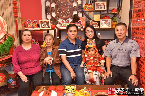 新竹市香山區許寶寶古禮抓周祝福活動：抓周合照2