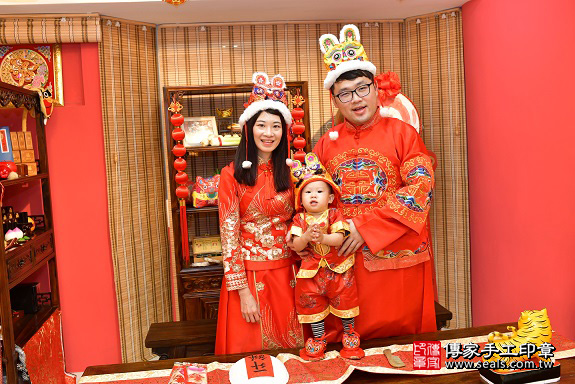 鳳山區陳寶寶古禮抓周：抓周儀式【度晬歌、（腳踩紅龜糕）】。照片10