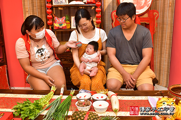 剃胎毛、滿月剃頭、嬰兒剃頭、嬰兒理髮、嬰兒剃髮、嬰兒剃胎毛、嬰兒滿月剃頭、寶寶剃頭、剃胎毛儀式、剃胎毛吉祥話、滿月剃頭儀式、滿月剃頭吉祥話、寶寶剃胎毛、寶寶滿月剃頭理髮、高雄市鳳山區剃胎毛、高雄市鳳山區滿月剃頭、高雄市鳳山區嬰兒剃頭剃胎毛、高雄市鳳山區嬰兒理髮、高雄市嬰兒剃髮、 黃寶寶(高雄市鳳山區嬰兒寶寶滿月剃頭理髮、免費嬰兒剃胎毛儀式吉祥話)。中國風會場，爸媽寶貝免費穿「日中韓」古裝禮服。專業拍照、DVD光碟、證書。★購買「臍帶章、肚臍章、胎毛筆刷印章」贈送：剃頭、收涎、抓周，三選一。2019.11.13照片3