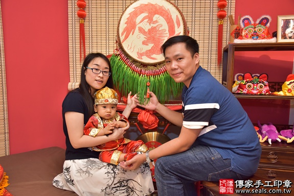 新竹市香山區許寶寶古禮抓周祝福活動：抓周儀式【抓蔥門】：讓寶寶聰明伶俐，才華洋溢、學業、事業都順利。抓周吉祥話儀式抓蔥門的抓周儀式，是讓孩子聰明，有才華，有解決問題的能力。照片1