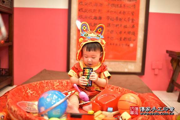 今天台中市北區楊寶寶周歲抓周活動和儀式，一切圓滿。恭喜寶寶滿一週歲，祝福寶寶一生順利平安、富足、健康。求學和工作，都可以依照自己興趣，有好的發展，長大有好的成就，對國家和社會有貢獻。也祝福簡寶寶全家平安健康喜樂唷~照片2