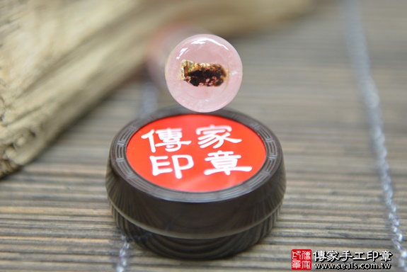 全手工噴砂印章：白水晶臍帶章實際成品、印章作品分享、白水晶印章材質介紹。（臍帶印章、肚臍章、肚臍印章，一圓一方）傳家手工印章台中店。照片6