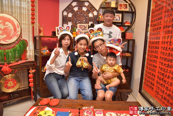 新竹市香山區鄭寶寶古禮抓周：新竹店抓周。抓周合照2