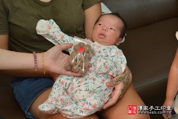 剃胎毛、滿月剃頭、嬰兒剃頭、嬰兒理髮、嬰兒剃髮、嬰兒剃胎毛、嬰兒滿月剃頭、寶寶剃頭、剃胎毛儀式、剃胎毛吉祥話、滿月剃頭儀式、滿月剃頭吉祥話、寶寶剃胎毛、寶寶滿月剃頭理髮、 雲林縣四湖鄉剃胎毛、雲林縣四湖鄉滿月剃頭、雲林縣四湖鄉嬰兒剃頭剃胎毛、雲林縣四湖鄉嬰兒理髮、雲林縣嬰兒剃髮、 蔡寶寶(雲林縣四湖鄉到府嬰兒寶寶滿月剃頭理髮、免費到府嬰兒剃胎毛儀式吉祥話)。到府剃頭剃胎毛主持、專業拍照、DVD光碟、證書。★購買「臍帶章、肚臍章、胎毛筆刷印章」贈送：剃頭、收涎、抓周，三選一。2019.11.21照片5