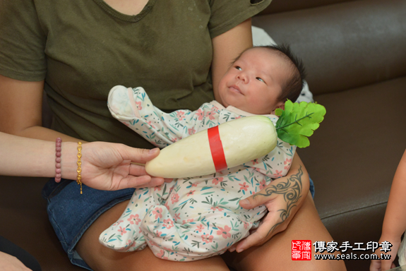 剃胎毛、滿月剃頭、嬰兒剃頭、嬰兒理髮、嬰兒剃髮、嬰兒剃胎毛、嬰兒滿月剃頭、寶寶剃頭、剃胎毛儀式、剃胎毛吉祥話、滿月剃頭儀式、滿月剃頭吉祥話、寶寶剃胎毛、寶寶滿月剃頭理髮、 雲林縣四湖鄉剃胎毛、雲林縣四湖鄉滿月剃頭、雲林縣四湖鄉嬰兒剃頭剃胎毛、雲林縣四湖鄉嬰兒理髮、雲林縣嬰兒剃髮、 蔡寶寶(雲林縣四湖鄉到府嬰兒寶寶滿月剃頭理髮、免費到府嬰兒剃胎毛儀式吉祥話)。到府剃頭剃胎毛主持、專業拍照、DVD光碟、證書。★購買「臍帶章、肚臍章、胎毛筆刷印章」贈送：剃頭、收涎、抓周，三選一。2019.11.21照片6