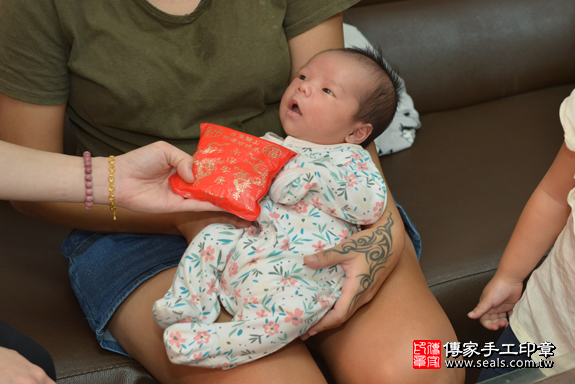 剃胎毛、滿月剃頭、嬰兒剃頭、嬰兒理髮、嬰兒剃髮、嬰兒剃胎毛、嬰兒滿月剃頭、寶寶剃頭、剃胎毛儀式、剃胎毛吉祥話、滿月剃頭儀式、滿月剃頭吉祥話、寶寶剃胎毛、寶寶滿月剃頭理髮、 雲林縣四湖鄉剃胎毛、雲林縣四湖鄉滿月剃頭、雲林縣四湖鄉嬰兒剃頭剃胎毛、雲林縣四湖鄉嬰兒理髮、雲林縣嬰兒剃髮、 蔡寶寶(雲林縣四湖鄉到府嬰兒寶寶滿月剃頭理髮、免費到府嬰兒剃胎毛儀式吉祥話)。到府剃頭剃胎毛主持、專業拍照、DVD光碟、證書。★購買「臍帶章、肚臍章、胎毛筆刷印章」贈送：剃頭、收涎、抓周，三選一。2019.11.21照片4