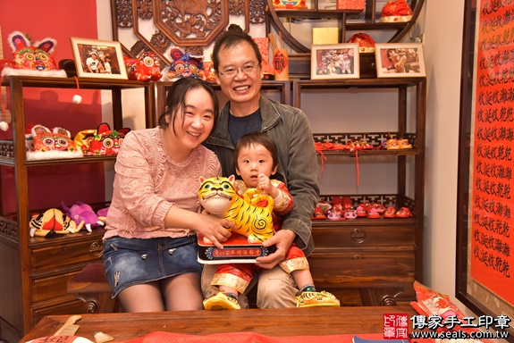 新竹市香山區盧寶寶古禮抓周：抓周儀式【福虎歌】朗誦祝福：虎爺保佑寶寶吉祥，趨吉避凶。在中國和台灣，虎爺是兒童的守護神，週歲有虎爺保佑，可以象徵吉祥平安。新竹店抓周。照片1