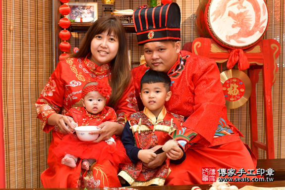 高雄市鳳山區邱寶寶古禮收涎祝福活動:收涎儀式 【吃米飯】：讓寶寶豐衣足食，不愁吃穿。  吃米飯的收涎儀式，是讓孩子一生有飯可吃，衣食無虞。高雄店收涎。照片1