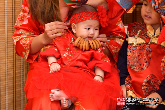 高雄市鳳山區邱寶寶古禮收涎祝福活動:為寶寶戴上收涎餅乾。照片4