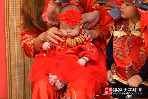 高雄市鳳山區邱寶寶古禮收涎祝福活動:為寶寶戴上收涎餅乾。照片5