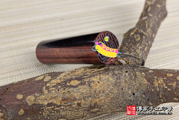 半手工噴砂印章：紅虎眼石臍帶章實際成品、印章作品分享、紅虎眼石印章材質介紹。（臍帶印章、肚臍章、肚臍印章，一圓一方）傳家手工印章高雄店。2019.12.14，照片4