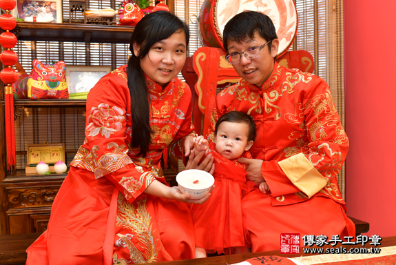 鳳山區陳寶寶古禮抓周：抓周儀式【吃米飯】。照片14