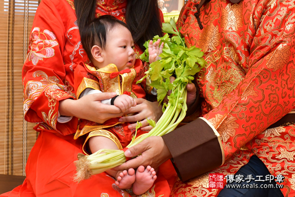 剃胎毛、滿月剃頭、嬰兒剃頭、嬰兒理髮、嬰兒剃髮、嬰兒剃胎毛、嬰兒滿月剃頭、寶寶剃頭、剃胎毛儀式、剃胎毛吉祥話、滿月剃頭儀式、滿月剃頭吉祥話、寶寶剃胎毛、寶寶滿月剃頭理髮、高雄市鳳山區剃胎毛、高雄市鳳山區滿月剃頭、高雄市鳳山區嬰兒剃頭剃胎毛、高雄市鳳山區嬰兒理髮、高雄市嬰兒剃髮、高寶寶(高雄市鳳山區嬰兒寶寶滿月剃頭理髮、免費嬰兒剃胎毛儀式吉祥話)。中國風會場，爸媽寶貝免費穿「日中韓」古裝禮服。專業拍照、DVD光碟、證書。★購買「臍帶章、肚臍章、胎毛筆刷印章」贈送：剃頭、收涎、抓周，三選一。2019.12.15照片18