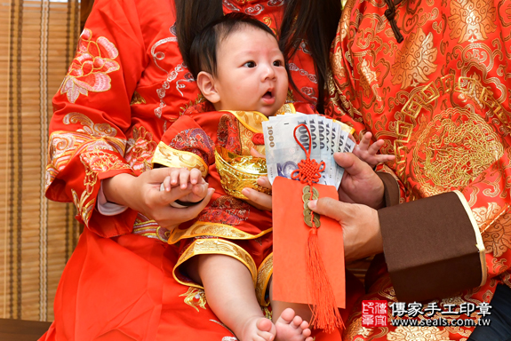 剃胎毛、滿月剃頭、嬰兒剃頭、嬰兒理髮、嬰兒剃髮、嬰兒剃胎毛、嬰兒滿月剃頭、寶寶剃頭、剃胎毛儀式、剃胎毛吉祥話、滿月剃頭儀式、滿月剃頭吉祥話、寶寶剃胎毛、寶寶滿月剃頭理髮、高雄市鳳山區剃胎毛、高雄市鳳山區滿月剃頭、高雄市鳳山區嬰兒剃頭剃胎毛、高雄市鳳山區嬰兒理髮、高雄市嬰兒剃髮、高寶寶(高雄市鳳山區嬰兒寶寶滿月剃頭理髮、免費嬰兒剃胎毛儀式吉祥話)。中國風會場，爸媽寶貝免費穿「日中韓」古裝禮服。專業拍照、DVD光碟、證書。★購買「臍帶章、肚臍章、胎毛筆刷印章」贈送：剃頭、收涎、抓周，三選一。2019.12.15照片26