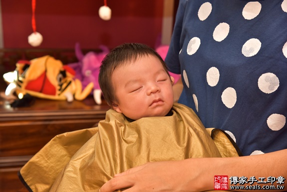 剃胎毛、滿月剃頭、嬰兒剃頭、嬰兒理髮、嬰兒剃髮、嬰兒剃胎毛、嬰兒滿月剃頭、寶寶剃頭、剃胎毛儀式、剃胎毛吉祥話、滿月剃頭儀式、滿月剃頭吉祥話、寶寶剃胎毛、寶寶滿月剃頭理髮、 新竹市香山區剃胎毛、新竹市香山區滿月剃頭、新竹市香山區嬰兒剃頭剃胎毛、新竹市香山區嬰兒理髮、X縣市嬰兒剃髮、 簡寶寶(新竹市香山區到府嬰兒寶寶滿月剃頭理髮、免費到府嬰兒剃胎毛儀式吉祥話)。到府剃頭剃胎毛主持、專業拍照、DVD光碟、證書。★購買「臍帶章、肚臍章、胎毛筆刷印章」贈送：剃頭、收涎、抓周，三選一。2019.10.18照片30