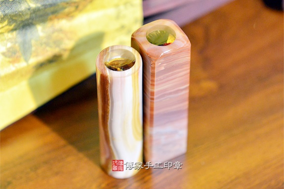 全手工噴砂印章：彩虹瑪瑙開運印章實際成品、印章作品分享、彩虹瑪瑙印章材質介紹。（銀行印鑑，一圓一方），傳家印章新竹店。2019.12.26圖片2