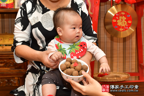 剃胎毛、滿月剃頭、嬰兒剃頭、嬰兒理髮、嬰兒剃髮、嬰兒剃胎毛、嬰兒滿月剃頭、寶寶剃頭、剃胎毛儀式、剃胎毛吉祥話、滿月剃頭儀式、滿月剃頭吉祥話、寶寶剃胎毛、寶寶滿月剃頭理髮、 高雄市鳳山區剃胎毛、高雄市鳳山區滿月剃頭、高雄市鳳山區嬰兒剃頭剃胎毛、高雄市鳳山區嬰兒理髮、高雄市嬰兒剃髮、 黃寶寶(高雄市鳳山區嬰兒寶寶滿月剃頭理髮、免費嬰兒剃胎毛儀式吉祥話)。中國風會場，爸媽寶貝免費穿「日中韓」古裝禮服。專業拍照、DVD光碟、證書。★購買「臍帶章、肚臍章、胎毛筆刷印章」贈送：剃頭、收涎、抓周，三選一。2019.12.19 照片10