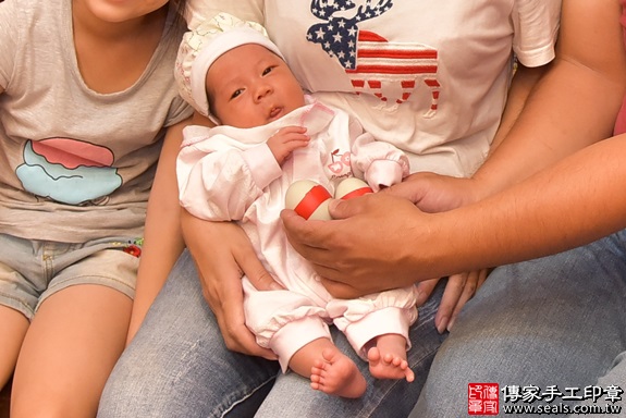 剃胎毛、滿月剃頭、嬰兒剃頭、嬰兒理髮、嬰兒剃髮、嬰兒剃胎毛、嬰兒滿月剃頭、寶寶剃頭、剃胎毛儀式、剃胎毛吉祥話、滿月剃頭儀式、滿月剃頭吉祥話、寶寶剃胎毛、寶寶滿月剃頭理髮、 新竹市香山區剃胎毛、新竹市香山區滿月剃頭、新竹市香山區嬰兒剃頭剃胎毛、新竹市香山區嬰兒理髮、新竹市嬰兒剃髮、 蔡寶寶(新竹香山區嬰兒寶寶滿月剃頭理髮、免費嬰兒剃胎毛儀式吉祥話)。中國風會場，爸媽寶貝免費穿「日中韓」古裝禮服。專業拍照、DVD光碟、證書。★購買「臍帶章、肚臍章、胎毛筆刷印章」贈送：剃頭、收涎、抓周，三選一。2019.10.11照片7