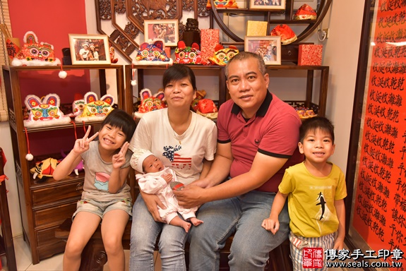 剃胎毛、滿月剃頭、嬰兒剃頭、嬰兒理髮、嬰兒剃髮、嬰兒剃胎毛、嬰兒滿月剃頭、寶寶剃頭、剃胎毛儀式、剃胎毛吉祥話、滿月剃頭儀式、滿月剃頭吉祥話、寶寶剃胎毛、寶寶滿月剃頭理髮、 新竹市香山區剃胎毛、新竹市香山區滿月剃頭、新竹市香山區嬰兒剃頭剃胎毛、新竹市香山區嬰兒理髮、新竹市嬰兒剃髮、 蔡寶寶(新竹香山區嬰兒寶寶滿月剃頭理髮、免費嬰兒剃胎毛儀式吉祥話)。中國風會場，爸媽寶貝免費穿「日中韓」古裝禮服。專業拍照、DVD光碟、證書。★購買「臍帶章、肚臍章、胎毛筆刷印章」贈送：剃頭、收涎、抓周，三選一。2019.10.11照片8