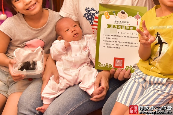 剃胎毛、滿月剃頭、嬰兒剃頭、嬰兒理髮、嬰兒剃髮、嬰兒剃胎毛、嬰兒滿月剃頭、寶寶剃頭、剃胎毛儀式、剃胎毛吉祥話、滿月剃頭儀式、滿月剃頭吉祥話、寶寶剃胎毛、寶寶滿月剃頭理髮、 新竹市香山區剃胎毛、新竹市香山區滿月剃頭、新竹市香山區嬰兒剃頭剃胎毛、新竹市香山區嬰兒理髮、新竹市嬰兒剃髮、 蔡寶寶(新竹香山區嬰兒寶寶滿月剃頭理髮、免費嬰兒剃胎毛儀式吉祥話)。中國風會場，爸媽寶貝免費穿「日中韓」古裝禮服。專業拍照、DVD光碟、證書。★購買「臍帶章、肚臍章、胎毛筆刷印章」贈送：剃頭、收涎、抓周，三選一。2019.10.11照片34