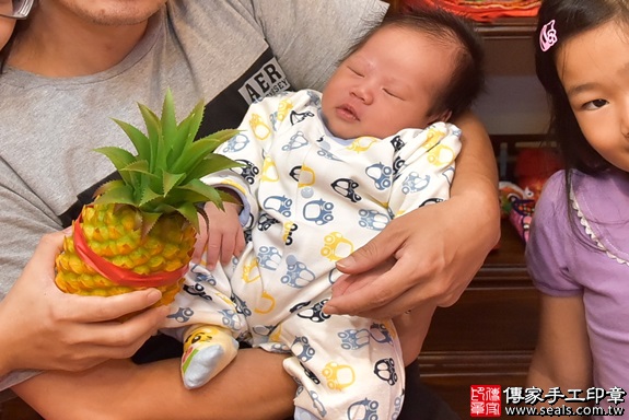 剃胎毛、滿月剃頭、嬰兒剃頭、嬰兒理髮、嬰兒剃髮、嬰兒剃胎毛、嬰兒滿月剃頭、寶寶剃頭、剃胎毛儀式、剃胎毛吉祥話、滿月剃頭儀式、滿月剃頭吉祥話、寶寶剃胎毛、寶寶滿月剃頭理髮、 新竹市香山區剃胎毛、新竹市香山區滿月剃頭、新竹市香山區嬰兒剃頭剃胎毛、新竹市香山區嬰兒理髮、新竹市嬰兒剃髮、 吳寶寶(新竹香山區嬰兒寶寶滿月剃頭理髮、免費嬰兒剃胎毛儀式吉祥話)。中國風會場，爸媽寶貝免費穿「日中韓」古裝禮服。專業拍照、DVD光碟、證書。★購買「臍帶章、肚臍章、胎毛筆刷印章」贈送：剃頭、收涎、抓周，三選一。2019.10.11照片27