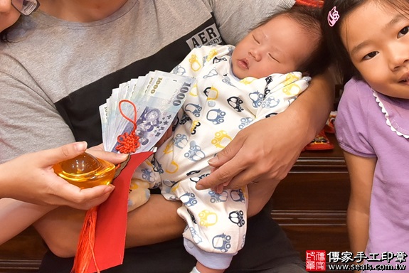 剃胎毛、滿月剃頭、嬰兒剃頭、嬰兒理髮、嬰兒剃髮、嬰兒剃胎毛、嬰兒滿月剃頭、寶寶剃頭、剃胎毛儀式、剃胎毛吉祥話、滿月剃頭儀式、滿月剃頭吉祥話、寶寶剃胎毛、寶寶滿月剃頭理髮、 新竹市香山區剃胎毛、新竹市香山區滿月剃頭、新竹市香山區嬰兒剃頭剃胎毛、新竹市香山區嬰兒理髮、新竹市嬰兒剃髮、 吳寶寶(新竹香山區嬰兒寶寶滿月剃頭理髮、免費嬰兒剃胎毛儀式吉祥話)。中國風會場，爸媽寶貝免費穿「日中韓」古裝禮服。專業拍照、DVD光碟、證書。★購買「臍帶章、肚臍章、胎毛筆刷印章」贈送：剃頭、收涎、抓周，三選一。2019.10.11照片29