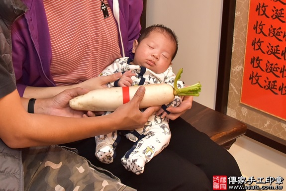剃胎毛、滿月剃頭、嬰兒剃頭、嬰兒理髮、嬰兒剃髮、嬰兒剃胎毛、嬰兒滿月剃頭、寶寶剃頭、剃胎毛儀式、剃胎毛吉祥話、滿月剃頭儀式、滿月剃頭吉祥話、寶寶剃胎毛、寶寶滿月剃頭理髮、 新竹市香山區剃胎毛、新竹市香山區滿月剃頭、新竹市香山區嬰兒剃頭剃胎毛、新竹市香山區嬰兒理髮、X縣市嬰兒剃髮、 陳寶寶(新竹市香山區到府嬰兒寶寶滿月剃頭理髮、免費到府嬰兒剃胎毛儀式吉祥話)。到府剃頭剃胎毛主持、專業拍照、DVD光碟、證書。★購買「臍帶章、肚臍章、胎毛筆刷印章」贈送：剃頭、收涎、抓周，三選一。2019.10.26照片23