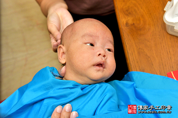剃胎毛、滿月剃頭、嬰兒剃頭、嬰兒理髮、嬰兒剃髮、嬰兒剃胎毛、嬰兒滿月剃頭、寶寶剃頭、剃胎毛儀式、剃胎毛吉祥話、滿月剃頭儀式、滿月剃頭吉祥話、寶寶剃胎毛、寶寶滿月剃頭理髮、 高雄市三民區剃胎毛、高雄市三民區滿月剃頭、高雄市三民區嬰兒剃頭剃胎毛、高雄市三民區嬰兒理髮、高雄市嬰兒剃髮、 陳寶寶(高雄市三民區到府嬰兒寶寶滿月剃頭理髮、免費到府嬰兒剃胎毛儀式吉祥話)。到府剃頭剃胎毛主持、專業拍照、DVD光碟、證書。★購買「臍帶章、肚臍章、胎毛筆刷印章」贈送：剃頭、收涎、抓周，三選一。2019.12.28照片10