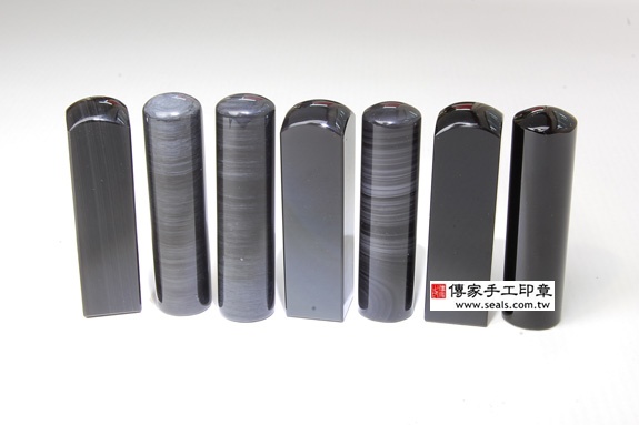 全手工噴砂印章:冰種黑曜石臍帶章實際成品、印章作品分享、冰種黑曜石印章材質介紹。(臍帶印章、肚臍章、肚臍印章,一圓一方)傳家手工印章台北店。照片6 全手工噴砂印章:冰種黑曜石臍帶章實際成品、印章作品分享、冰種黑曜石印章材質介紹。(臍帶印章、肚臍章、肚臍印章,一圓一方)傳家手工印章台北店。照片6