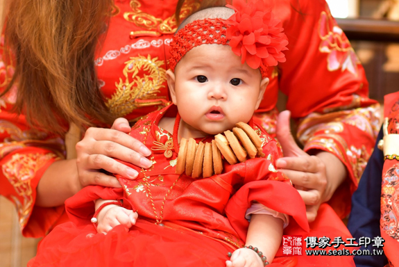 高雄市鳳山區邱寶寶古禮收涎祝福活動 : 為寶寶戴上收涎餅乾。照片28