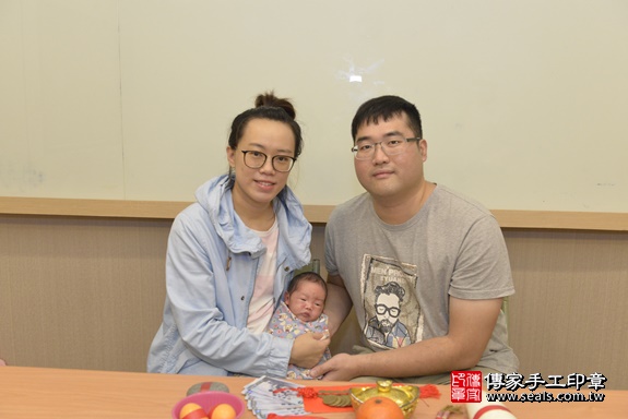 剃胎毛、滿月剃頭、嬰兒剃頭、嬰兒理髮、嬰兒剃髮、嬰兒剃胎毛、嬰兒滿月剃頭、寶寶剃頭、剃胎毛儀式、剃胎毛吉祥話、滿月剃頭儀式、滿月剃頭吉祥話、寶寶剃胎毛、寶寶滿月剃頭理髮、 桃園市中壢區剃胎毛、桃園市中壢區滿月剃頭、桃園市中壢區嬰兒剃頭剃胎毛、桃園市中壢區嬰兒理髮、桃園市嬰兒剃髮、 甘寶寶(桃園市中壢區到府嬰兒寶寶滿月剃頭理髮、免費到府嬰兒剃胎毛儀式吉祥話)。到府剃頭剃胎毛主持、專業拍照、DVD光碟、證書。★購買「臍帶章、肚臍章、胎毛筆刷印章」贈送：剃頭、收涎、抓周，三選一。2019.11.25照片1