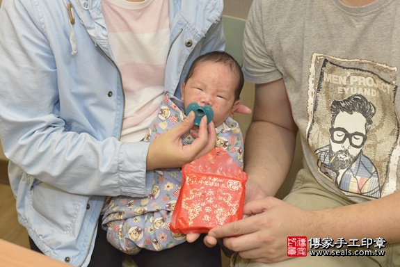 剃胎毛、滿月剃頭、嬰兒剃頭、嬰兒理髮、嬰兒剃髮、嬰兒剃胎毛、嬰兒滿月剃頭、寶寶剃頭、剃胎毛儀式、剃胎毛吉祥話、滿月剃頭儀式、滿月剃頭吉祥話、寶寶剃胎毛、寶寶滿月剃頭理髮、 桃園市中壢區剃胎毛、桃園市中壢區滿月剃頭、桃園市中壢區嬰兒剃頭剃胎毛、桃園市中壢區嬰兒理髮、桃園市嬰兒剃髮、 甘寶寶(桃園市中壢區到府嬰兒寶寶滿月剃頭理髮、免費到府嬰兒剃胎毛儀式吉祥話)。到府剃頭剃胎毛主持、專業拍照、DVD光碟、證書。★購買「臍帶章、肚臍章、胎毛筆刷印章」贈送：剃頭、收涎、抓周，三選一。2019.11.25照片11