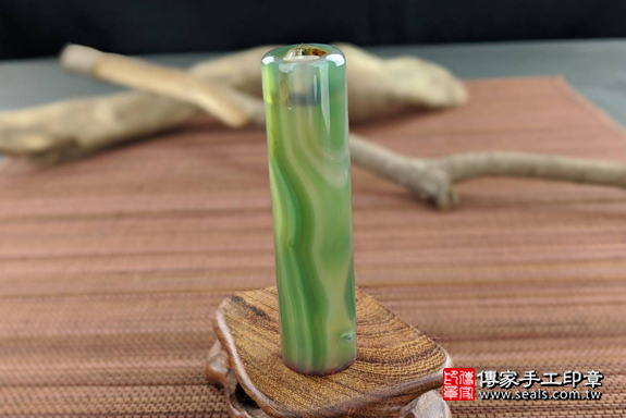 半手工噴砂印章：綠瑪瑙臍帶章實際成品、印章作品分享、綠瑪瑙印章材質介紹。（臍帶印章、肚臍章、肚臍印章，一圓一方）傳家手工印章高雄店。2020.01.12照片4