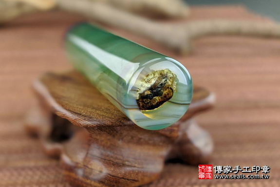 半手工噴砂印章：綠瑪瑙臍帶章實際成品、印章作品分享、綠瑪瑙印章材質介紹。（臍帶印章、肚臍章、肚臍印章，一圓一方）傳家手工印章高雄店。2020.01.12照片5