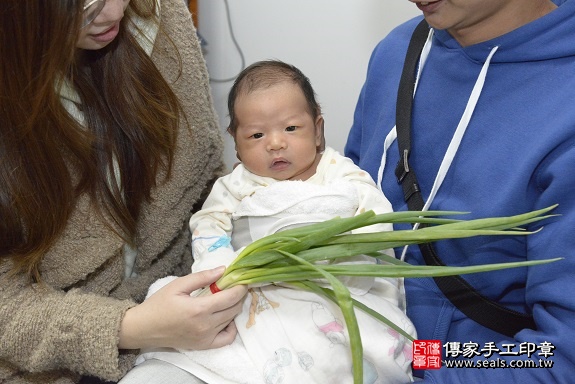 剃胎毛、滿月剃頭、嬰兒剃頭、嬰兒理髮、嬰兒剃髮、嬰兒剃胎毛、嬰兒滿月剃頭、寶寶剃頭、剃胎毛儀式、剃胎毛吉祥話、滿月剃頭儀式、滿月剃頭吉祥話、寶寶剃胎毛、寶寶滿月剃頭理髮、 新北市新莊區剃胎毛、新北市新莊區滿月剃頭、新北市新莊區嬰兒剃頭剃胎毛、新北市新莊區嬰兒理髮、新北市嬰兒剃髮、 褚寶寶(新北市新莊區到府嬰兒寶寶滿月剃頭理髮、免費到府嬰兒剃胎毛儀式吉祥話)。到府剃頭剃胎毛主持、專業拍照、DVD光碟、證書。★購買「臍帶章、肚臍章、胎毛筆刷印章」贈送：剃頭、收涎、抓周，三選一。2019.12.04照片23