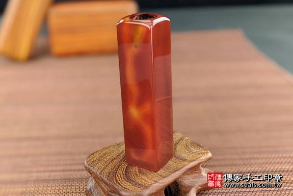 全手工噴砂印章：紅瑪瑙臍帶章實際成品、印章作品分享、紅瑪瑙印章材質介紹。（臍帶印章、肚臍章、肚臍印章，一圓一方）傳家手工印章高雄店。2020.01.02，照片7